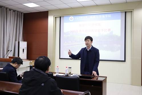 人们在电视前描述已自动生成