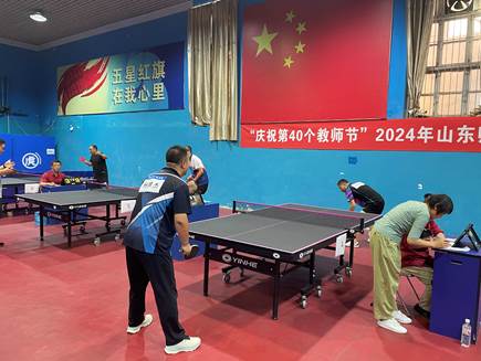 一群人在乒乓球桌子 描述已自动生成