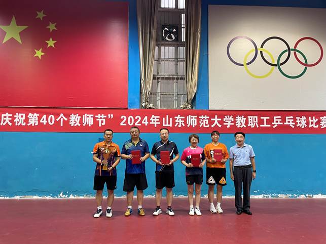 女人们站在一起 中度可信度描述已自动生成