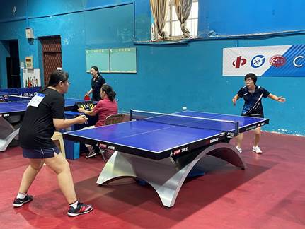 台球桌子上放着蓝色的乒乓球 描述已自动生成