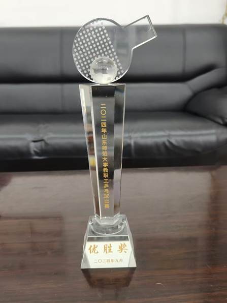 桌子上的花瓶 低可信度描述已自动生成