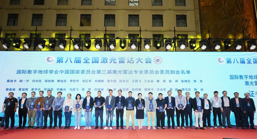 许多人站在一起 描述已自动生成