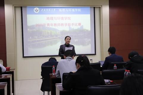 人们在电视前描述已自动生成