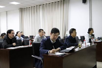 一群人坐在桌子前描述已自动生成