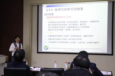 电脑屏幕前的人们描述已自动生成