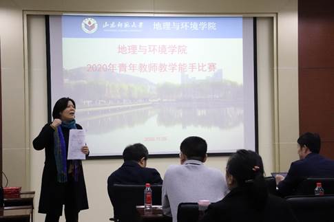 一群人站在屏幕前描述已自动生成