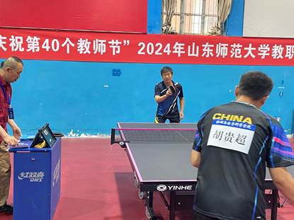 一群人在乒乓球桌子 描述已自动生成